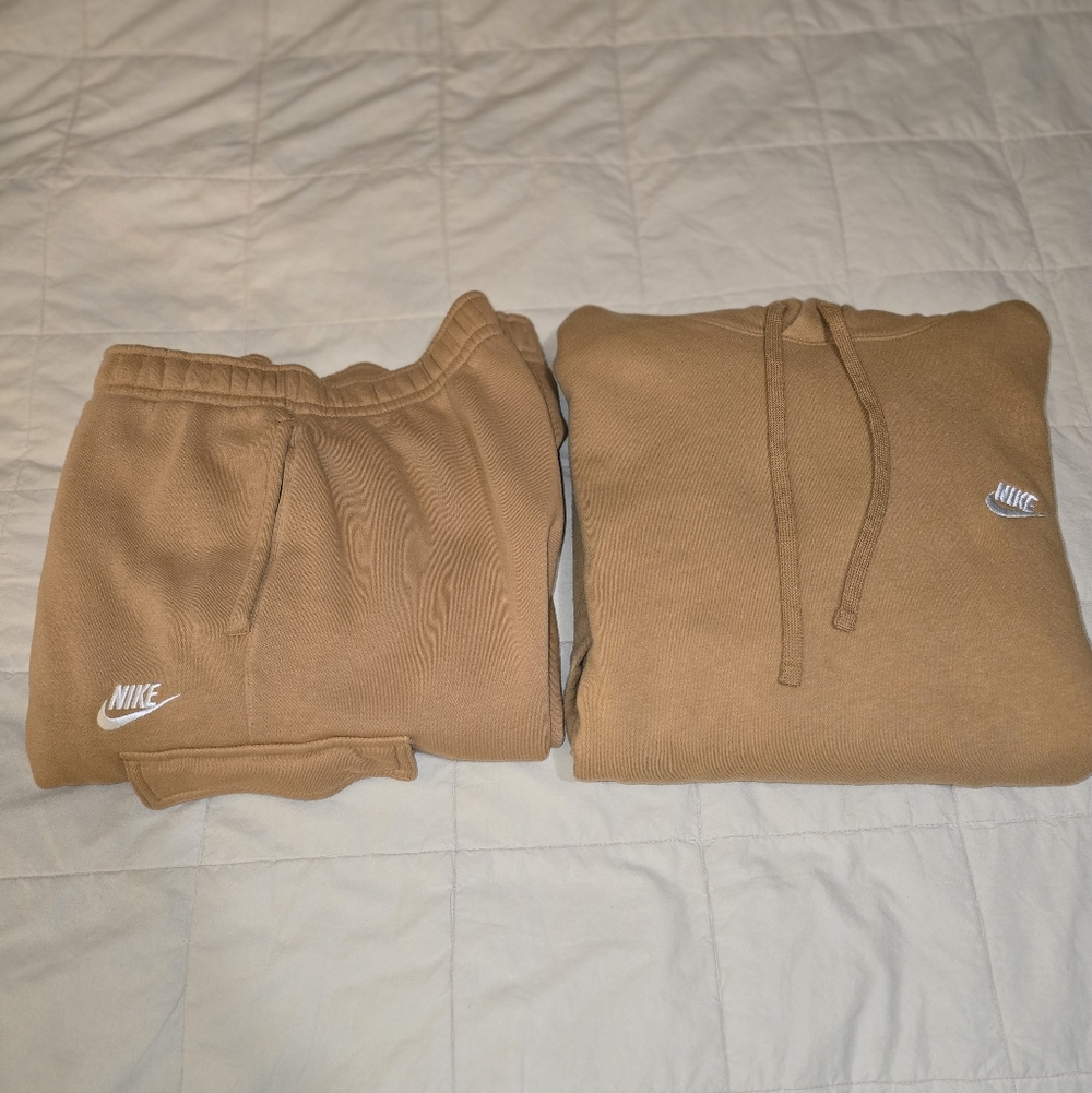 Nike Men's Carmel/Tan Pullover Hoodie with Matching Jogging Paints.